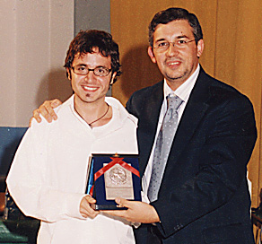 Andrea Lefons (a sinistra) riceve il Premio del Presidente della Repubblica